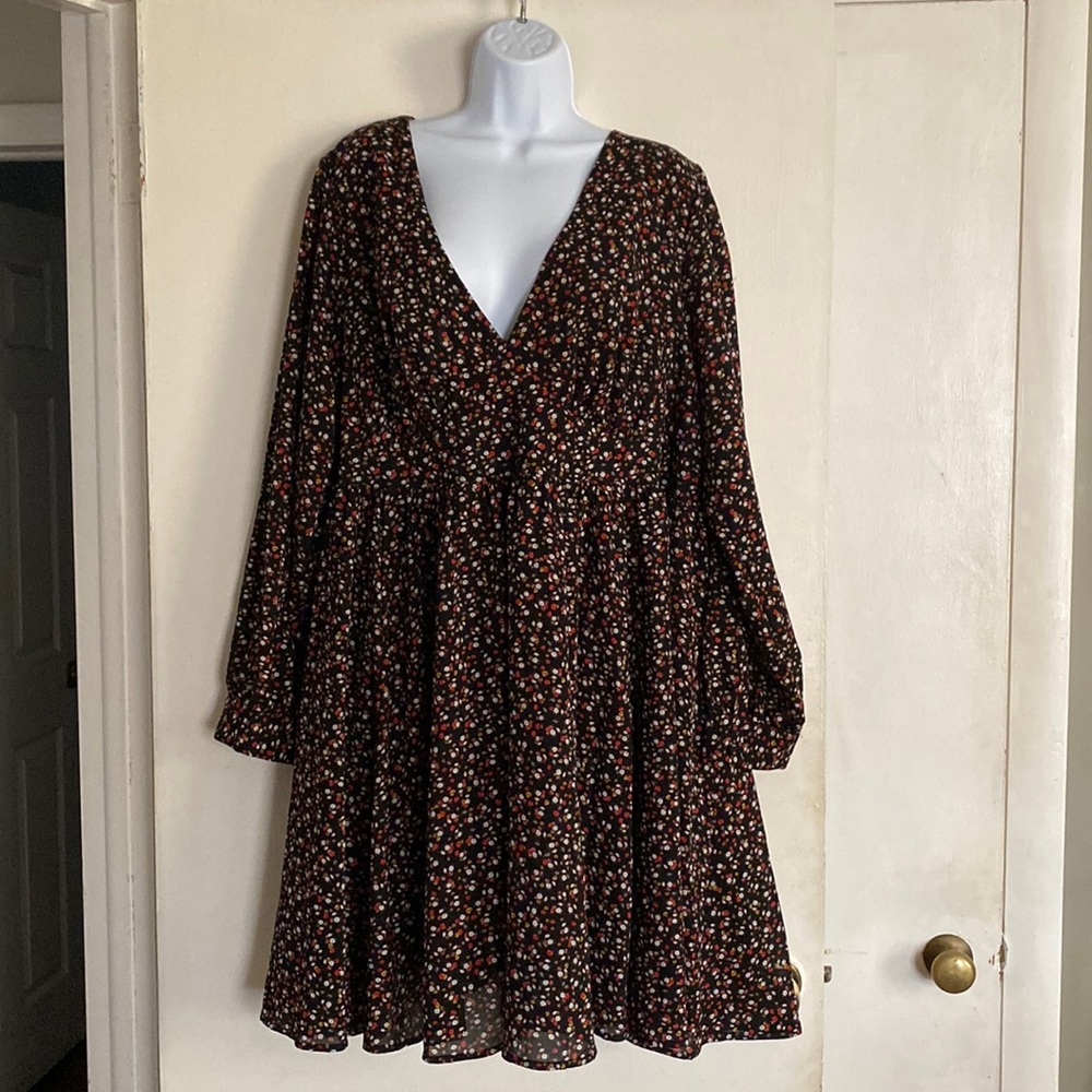 Torrid floral v neck, knee length dress. Long sleeves with zipper back